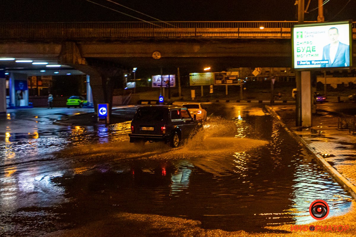 Затопило и тротуары, и проезжую часть Затопило и тротуары, и проезжую часть