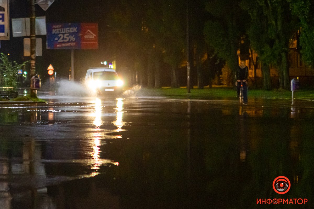 Больше всего воды на подъезде к "АТБ", на полосе движения к Байкальской Больше всего воды на подъезде к "АТБ", на полосе движения к Байкальской