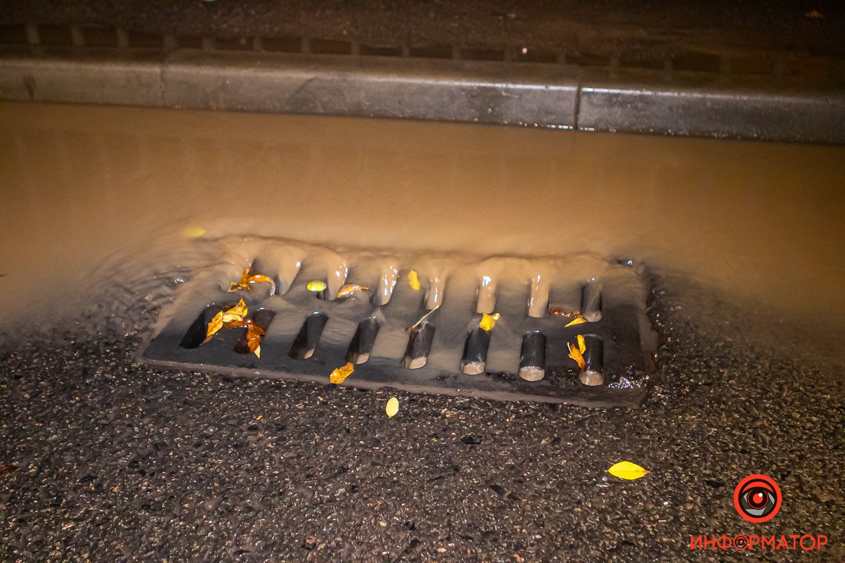 Ливневки работают, но поток воды слишком большой Ливневки работают, но поток воды слишком большой