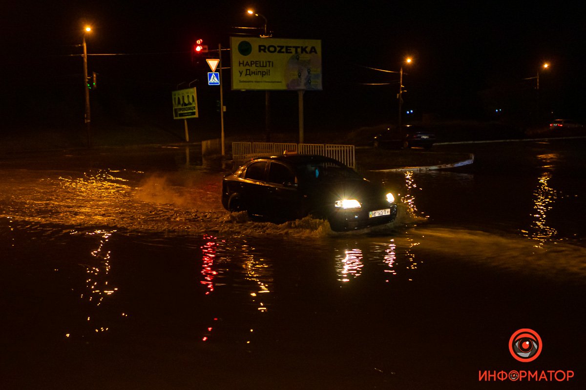 От проезда каждой машины идут волны От проезда каждой машины идут волны