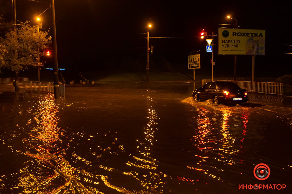 На перекрестке следует быть осторожными На перекрестке следует быть осторожными