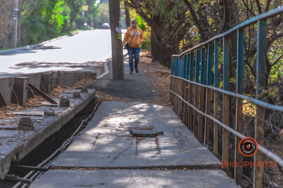 На мосту разрушается, в частности, пешеходная часть На мосту разрушается, в частности, пешеходная часть
