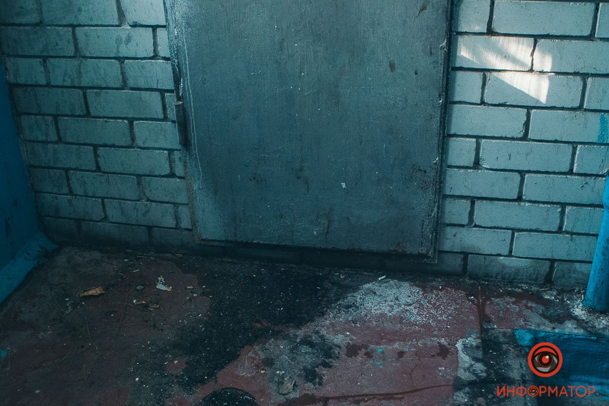 В подъезде стоит сырость