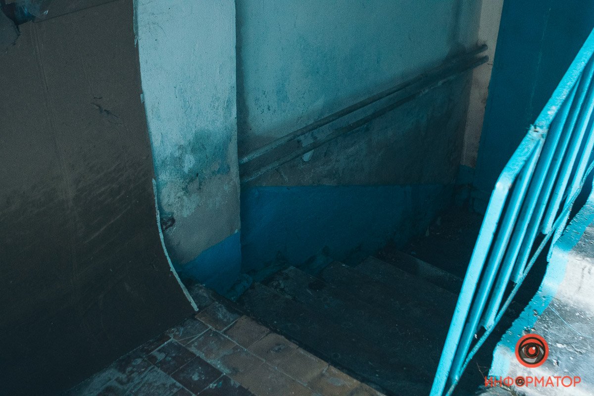 Сильно пострадали стены в подъезде