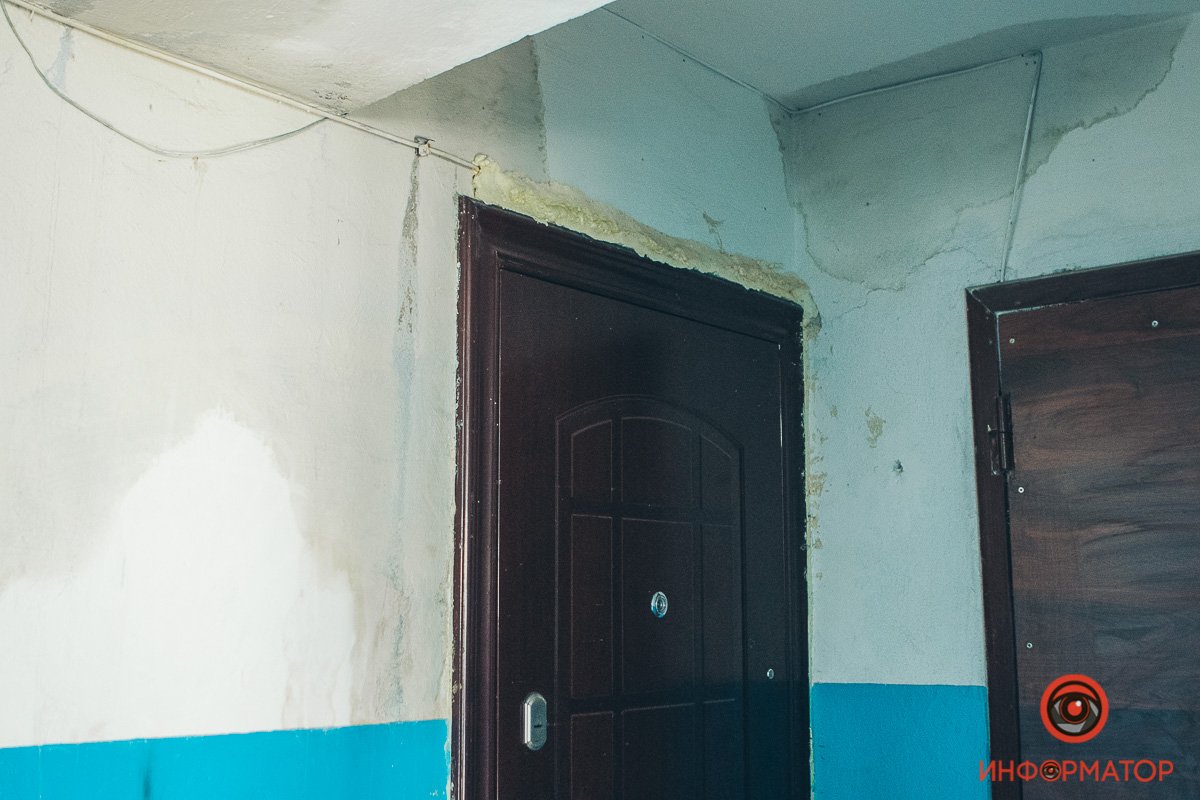 Во многих квартирах вздулся ламинат и отклеились обои 