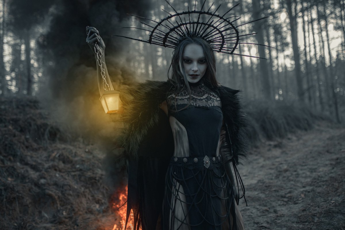 Ой ой-ой, ведьма спляшет, а с верою нашей не справиться да не сладить ей Ой ой-ой, ведьма спляшет, а с верою нашей не справиться да не сладить ей