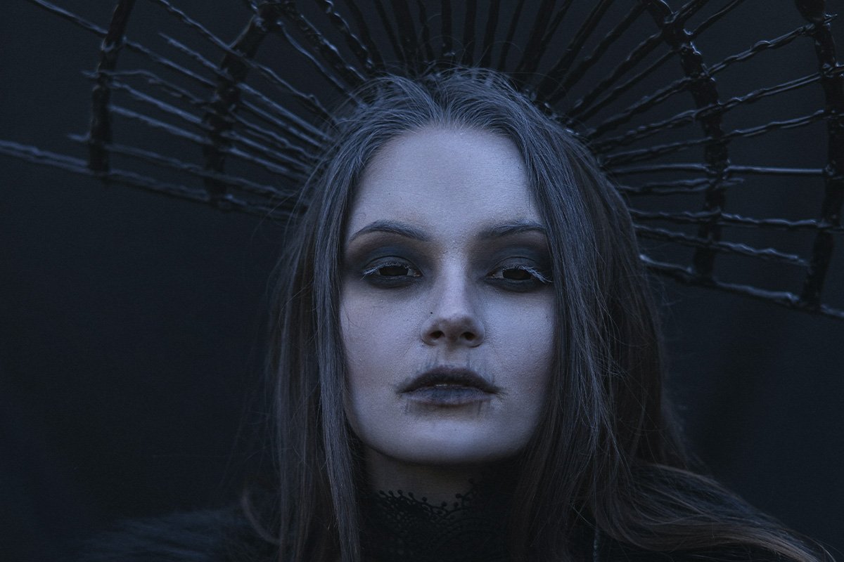 Эй-эй, огонь тебе к лицу... Эй-эй, огонь тебе к лицу...