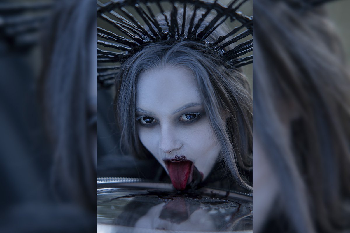 Эй-эй, огонь тебе к лицу... Эй-эй, огонь тебе к лицу...