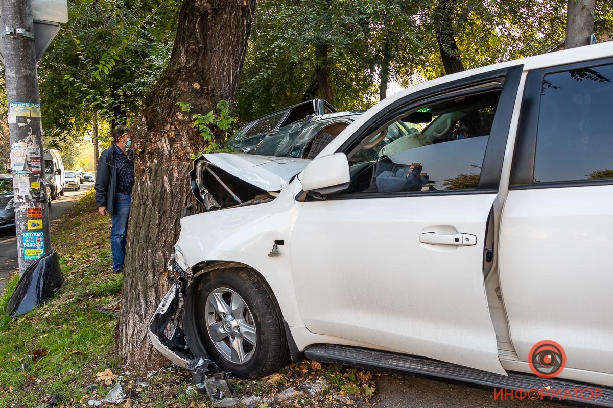 Toyota врезалась в дерево Toyota врезалась в дерево