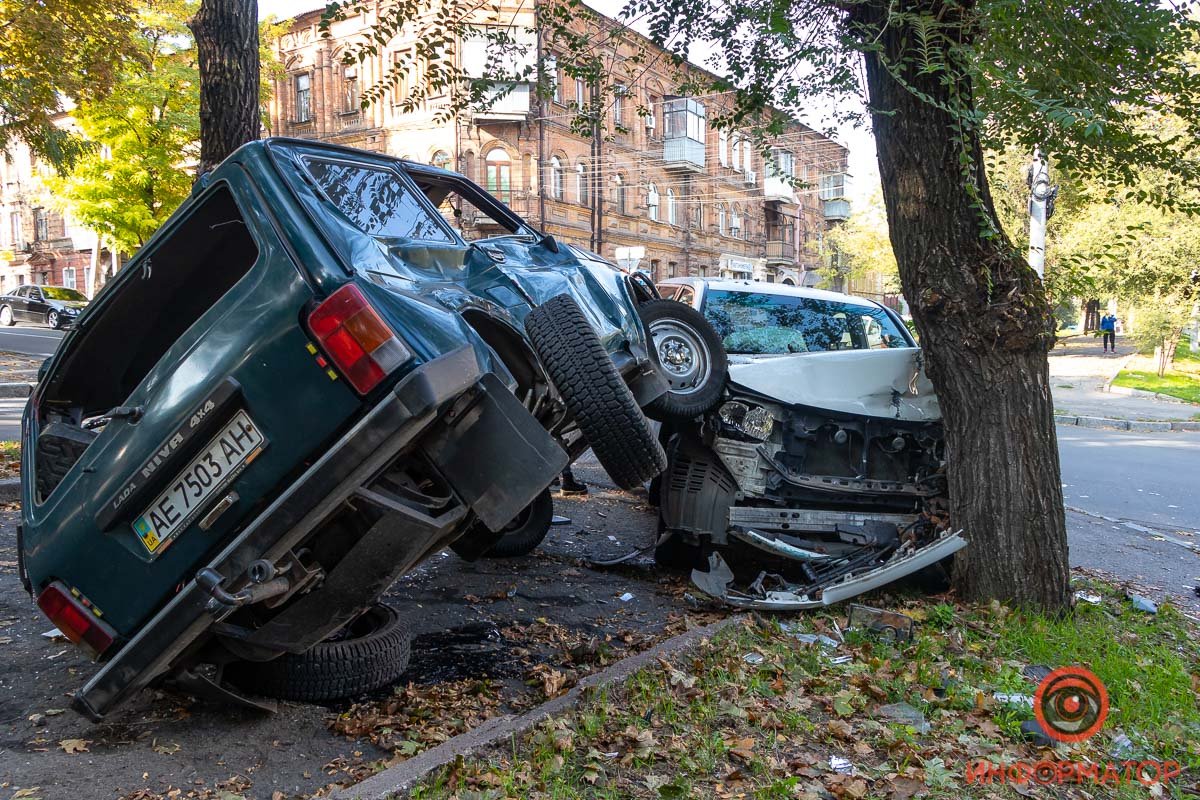 От удара автомобили вынесло на тротуар От удара автомобили вынесло на тротуар