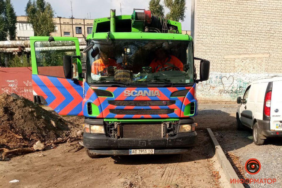 У мусоровоза лопнуло колесо