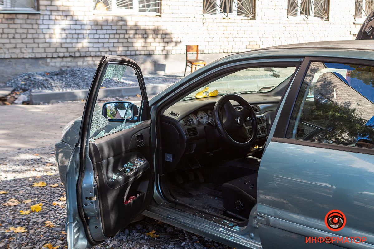 У Mitsubishi разбито переднее стекло 