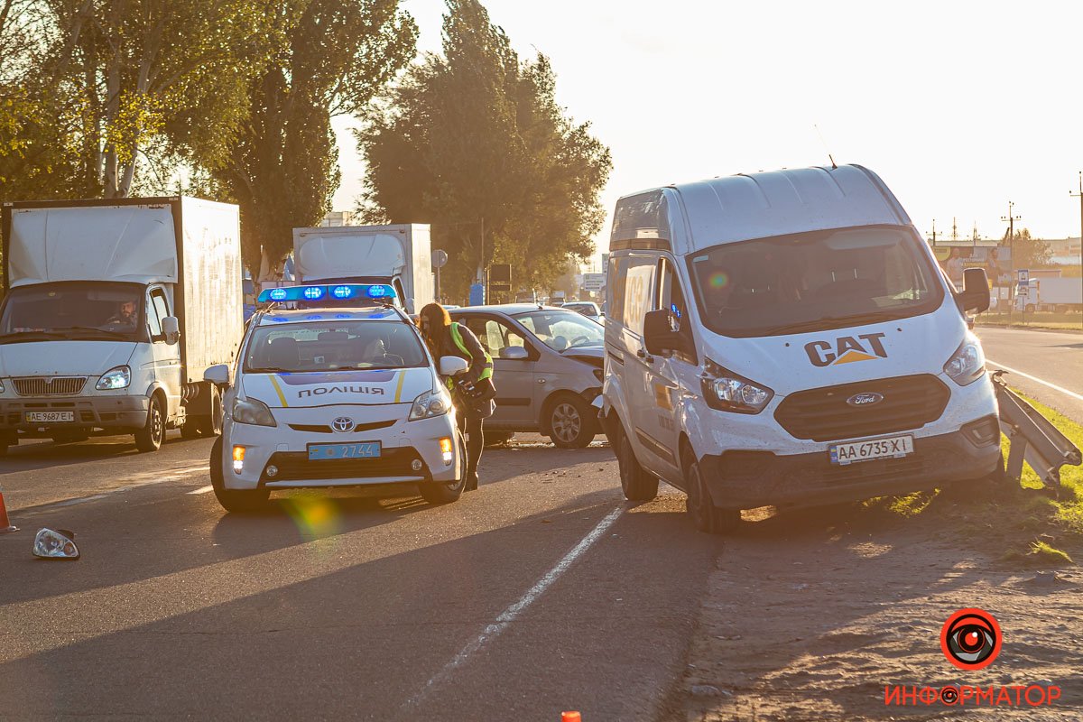 От удара Ford отлетел в отбойник