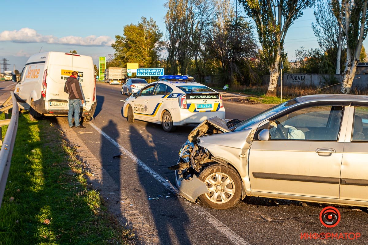 Предварительно, Hyundai въехал в Ford, когда тот стоял на повороте
