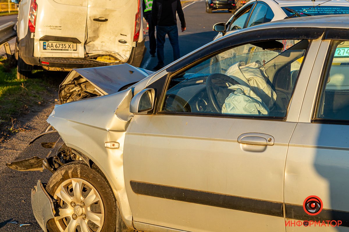 Автомобиль заблокировал крайнюю левую полосу в направлении к Слобожанскому