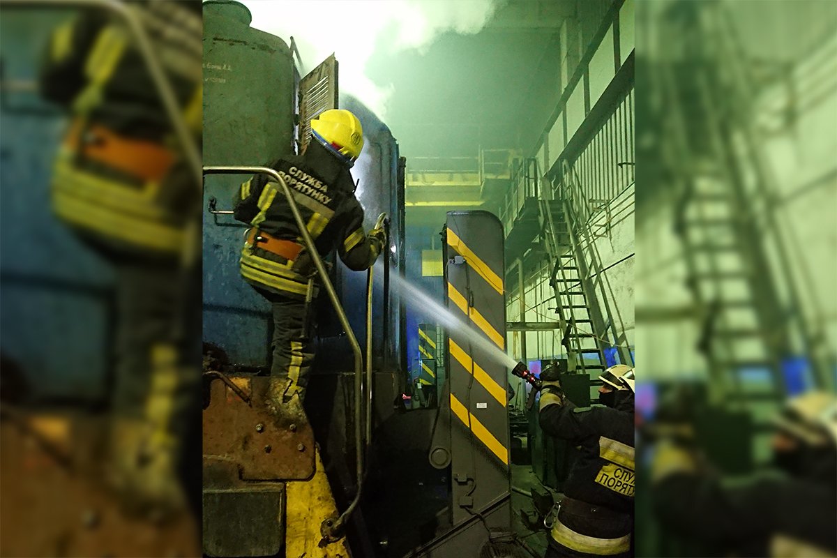 В ремонтном цеху загорелся тепловооз. Никто не пострадал В ремонтном цеху загорелся тепловоз. Никто не пострадал