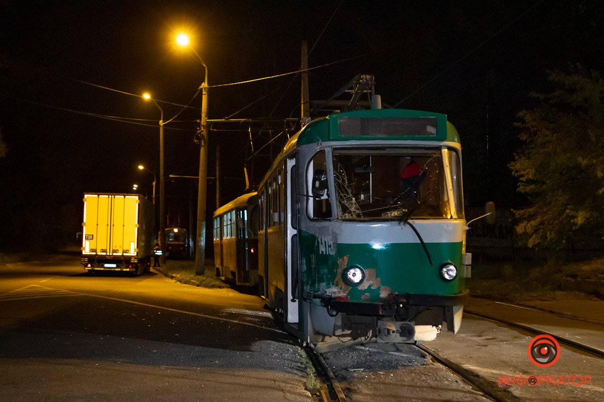 На улице Молодогвардейской столкнулись фура и трамвай маршрута №9