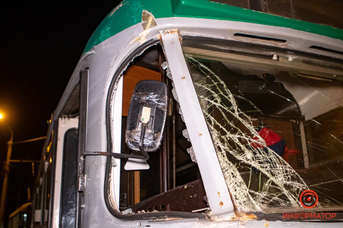 У вагона электротранспорта повреждена передняя часть и выбиты стекла