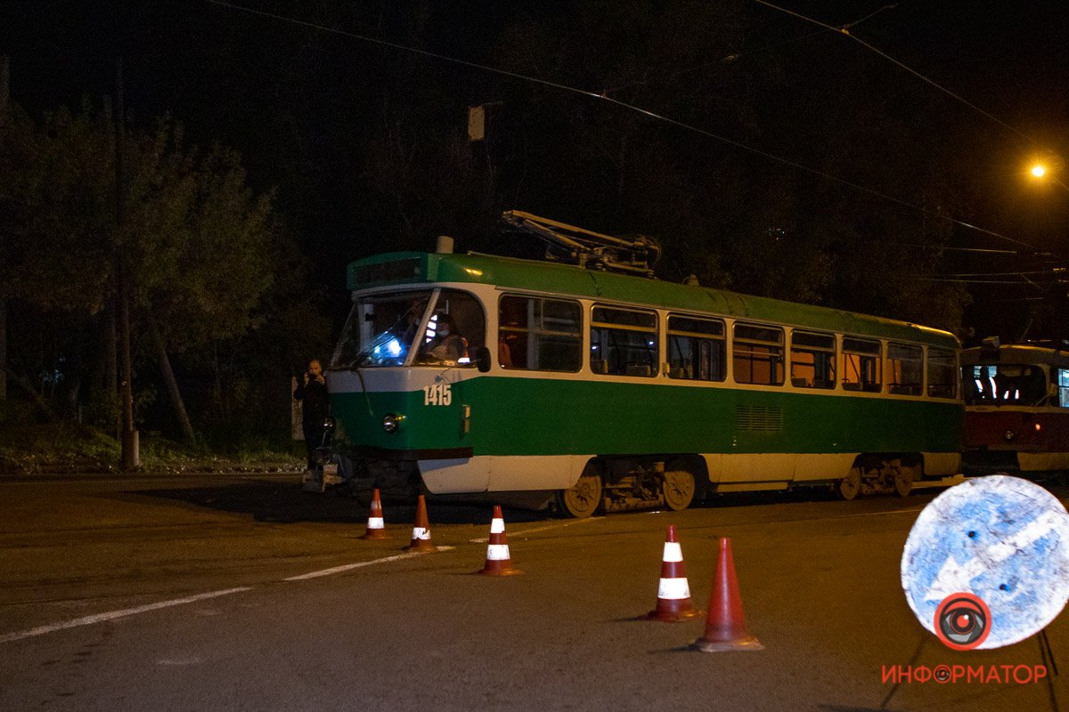 На месте работают правоохранители. Будьте осторожны на этом участке, на дороге остались осколки