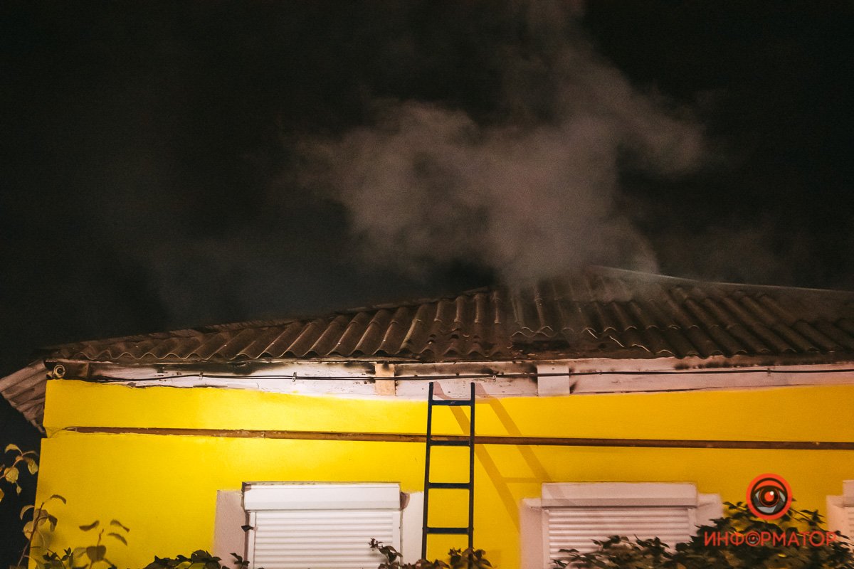 Пожар, предварительно, начался в щитовой дома №17 около полуночи Пожар, предварительно, начался в щитовой дома №17 около полуночи