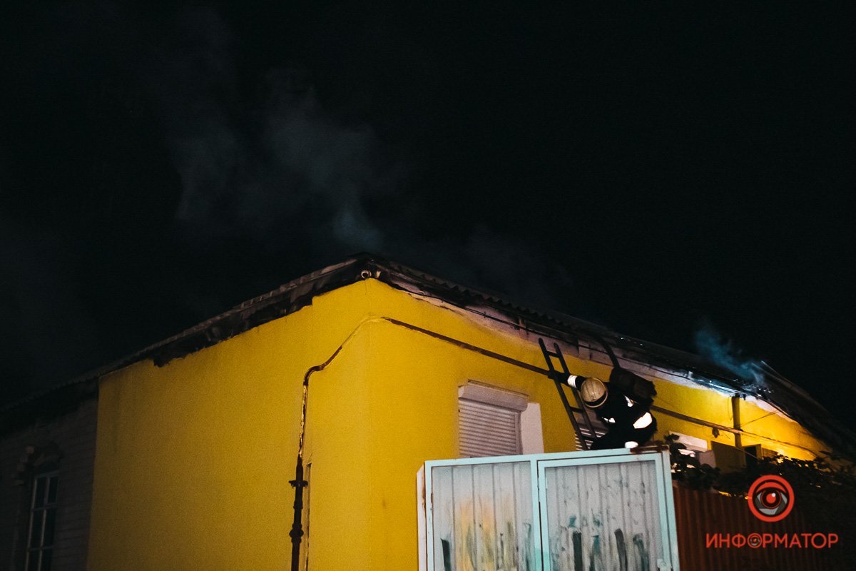 Огонь распространился на комнату и перекинулся на крышу здания Огонь распространился на комнату и перекинулся на крышу здания