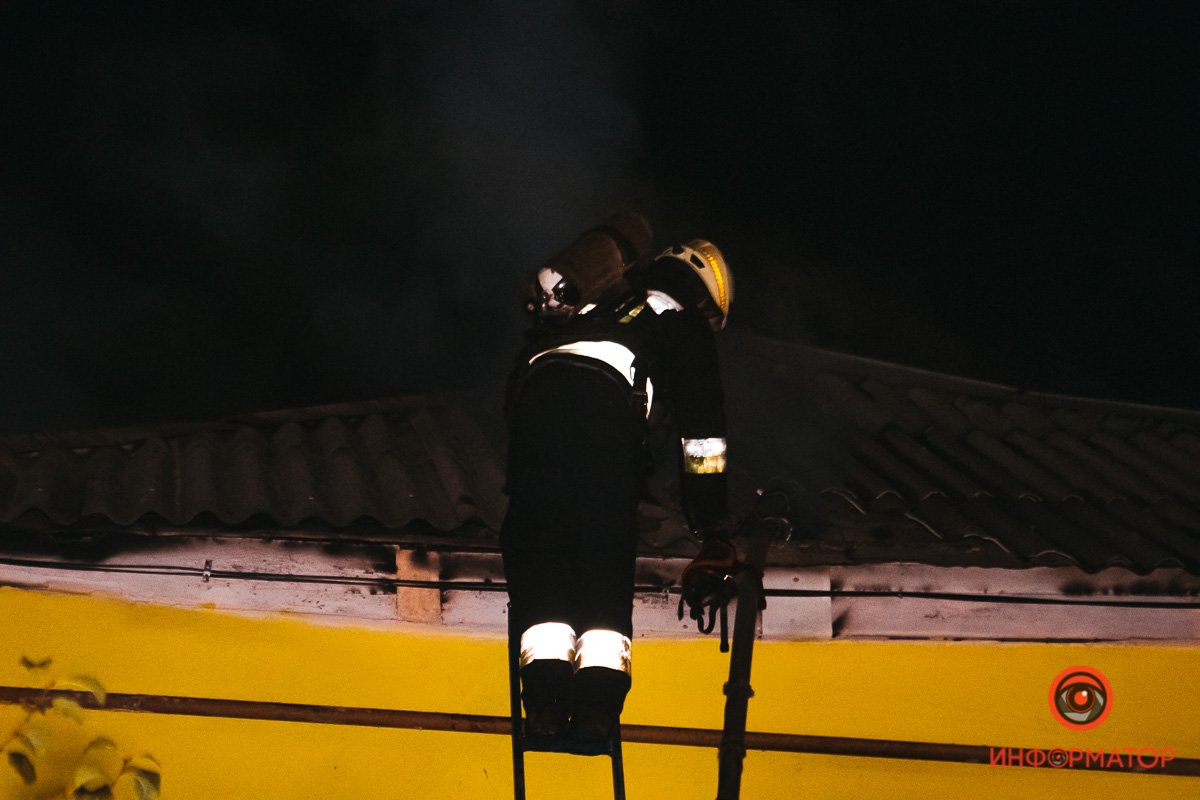 Патрульные вызвали спасателей и вывели детей на улицу Патрульные вызвали спасателей и вывели детей на улицу