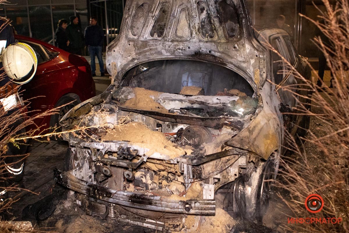 На стоянке загорелся автомобиль Nissan На стоянке загорелся автомобиль Nissan