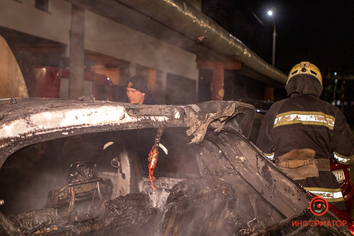 Огонь уничтожил моторный отсек и салон транспортного средства Огонь уничтожил моторный отсек и салон транспортного средства