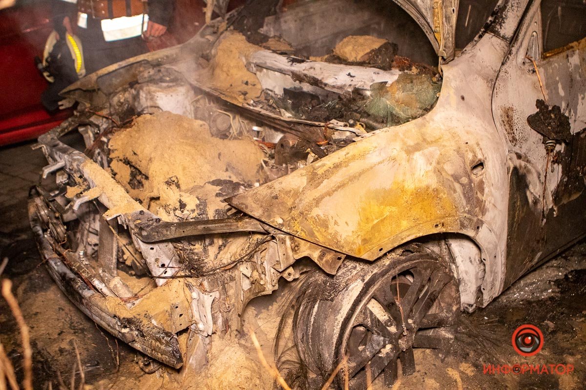 Автомобиль сгорел практически полностью Автомобиль сгорел практически полностью