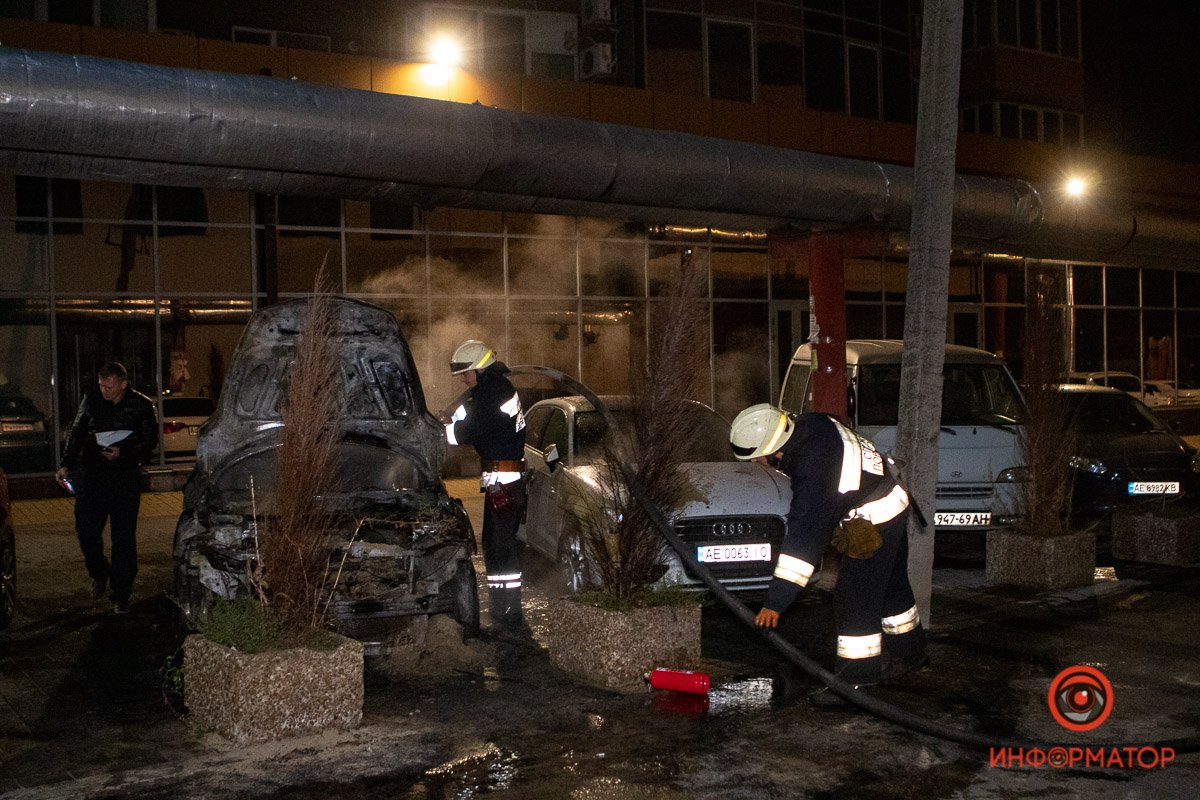 Загорелся на стоянки перед жилым комплексом Загорелся на стоянки перед жилым комплексом