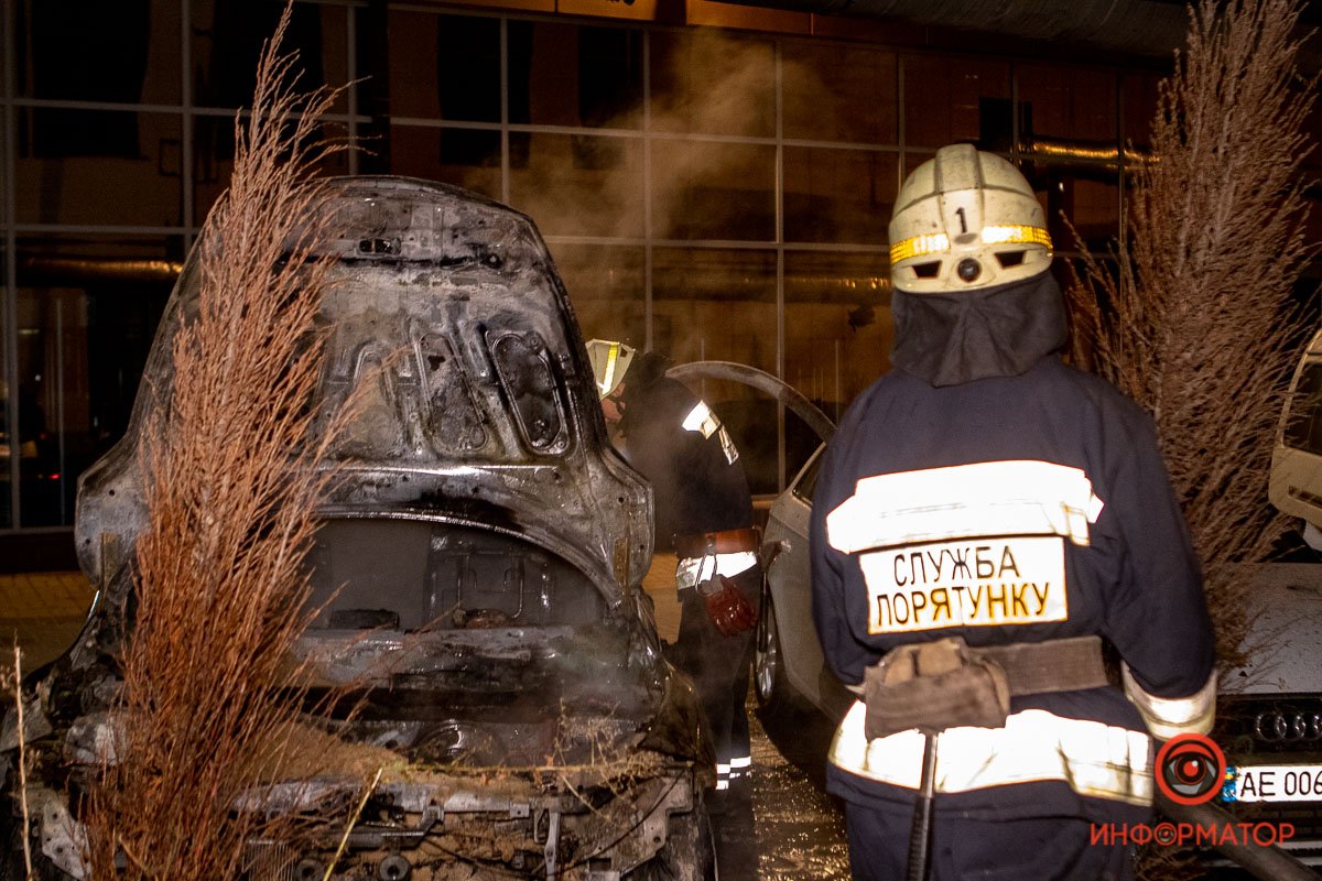 Огонь уничтожил Nissan на Набережной Победы Огонь уничтожил Nissan на Набережной Победы