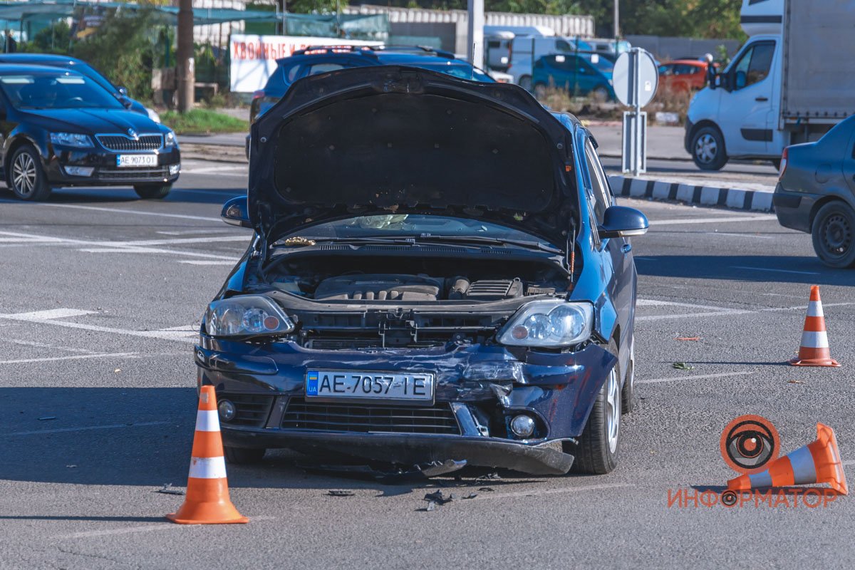 Volkswagen ехал по Богдана Хмельницкого по разделительной полосе Volkswagen ехал по Богдана Хмельницкого по разделительной полосе