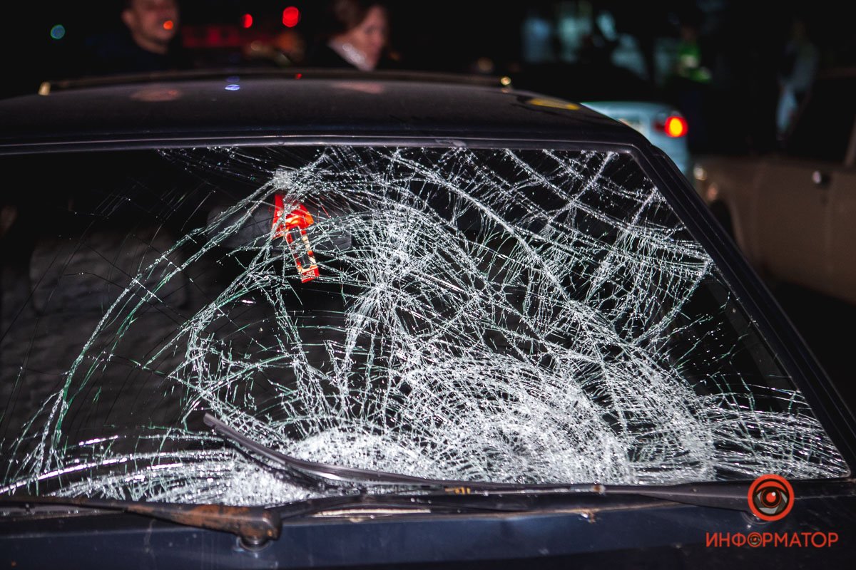 Женщина переходила дорогу по переходу Женщина переходила дорогу по переходу