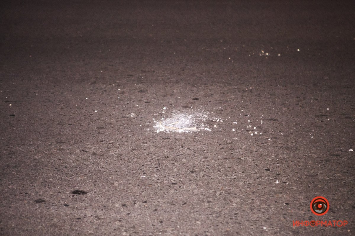 Движение по улицам Курсантской и Днепросталевской затруднено. На дороге осколки стекла Движение по улицам Курсантской и Днепросталевской затруднено. На дороге осколки стекла