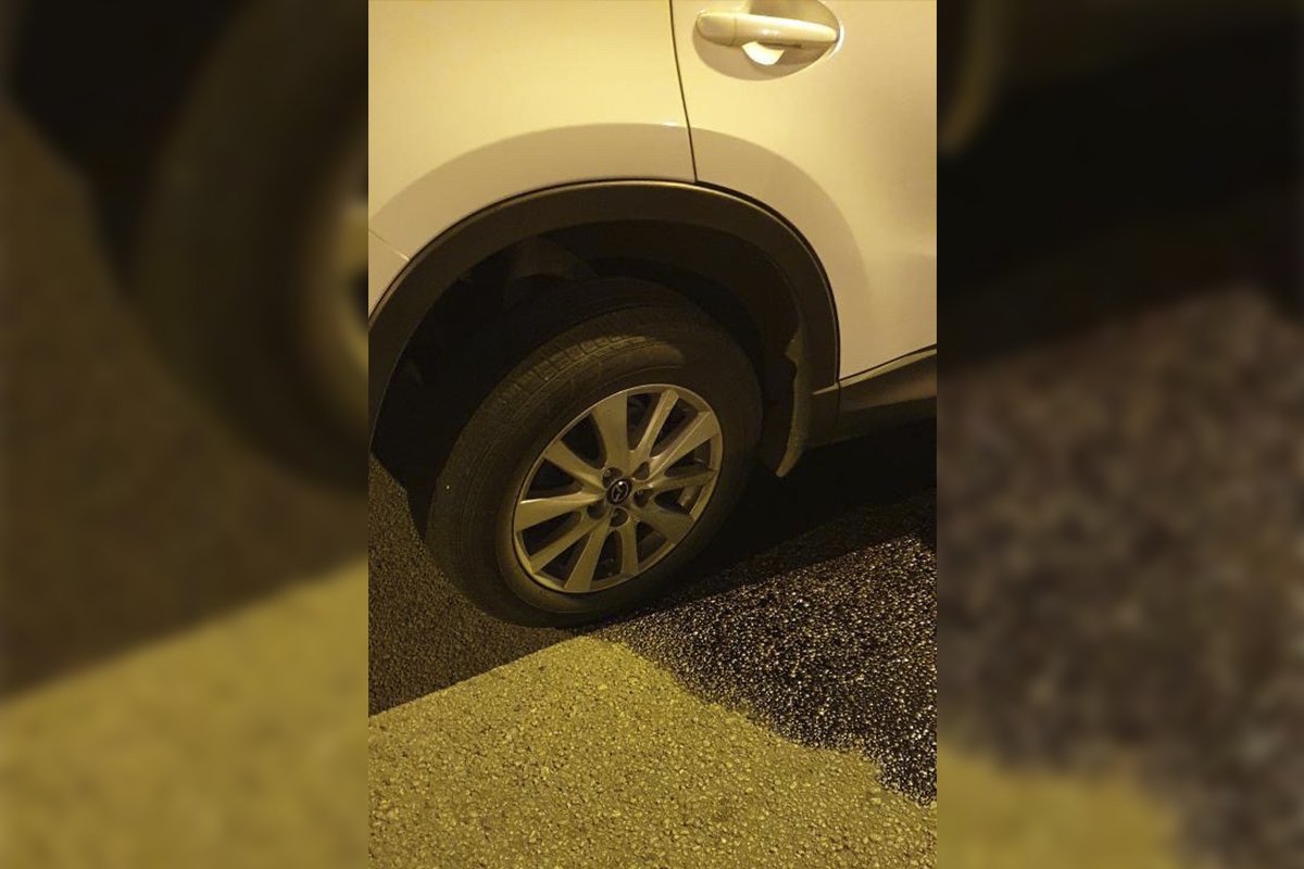 На улице 6-й Стрелковой Дивизии автомобиль Mazda въехал в открытый люк На улице 6-й Стрелковой Дивизии автомобиль Mazda въехал в открытый люк