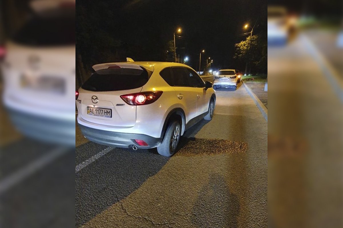 У автомобиля пробит бензобак. На место выезжали полиция и спасатели У автомобиля пробит бензобак. На место выезжали полиция и спасатели