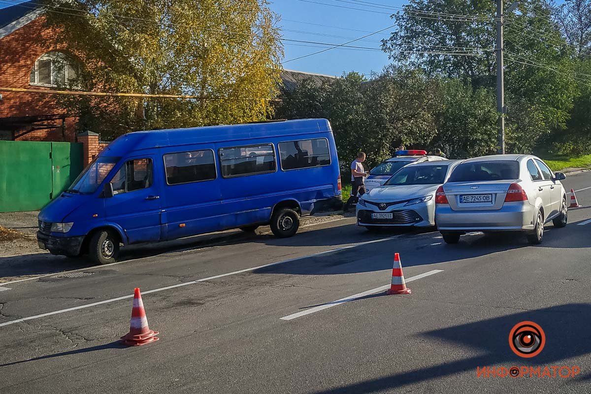 Столкнулись маршрутка и Chevrolet