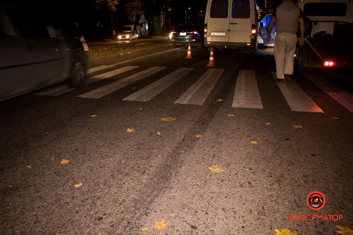 Женщина выбежала между переходами Женщина выбежала между переходами