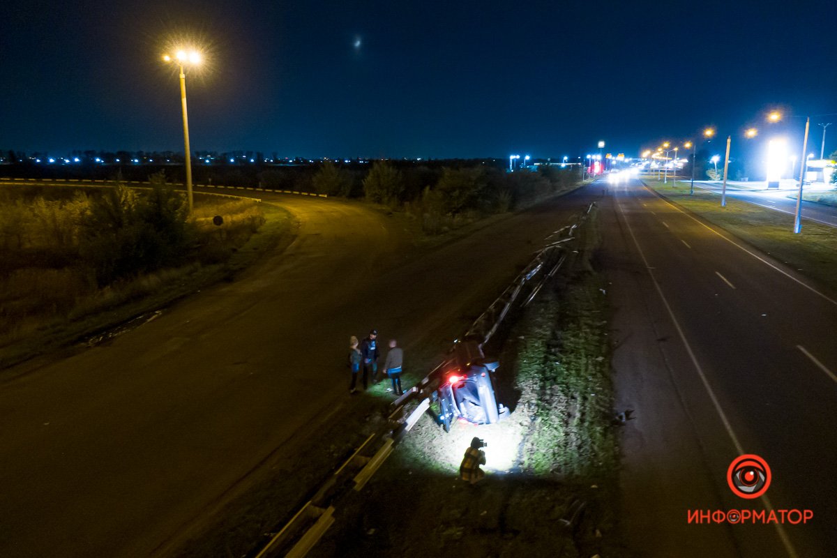 Водитель влетел в ограждение