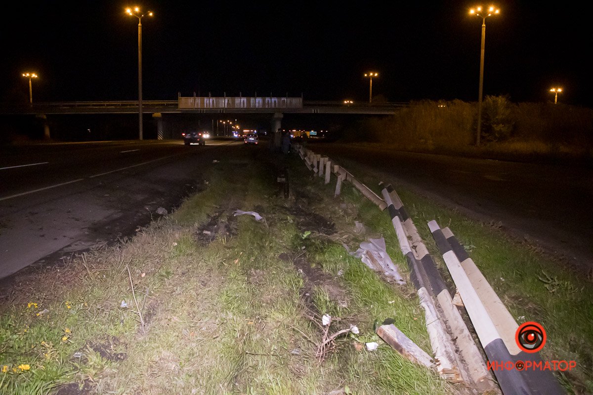 Автомобиль сломал ограждение