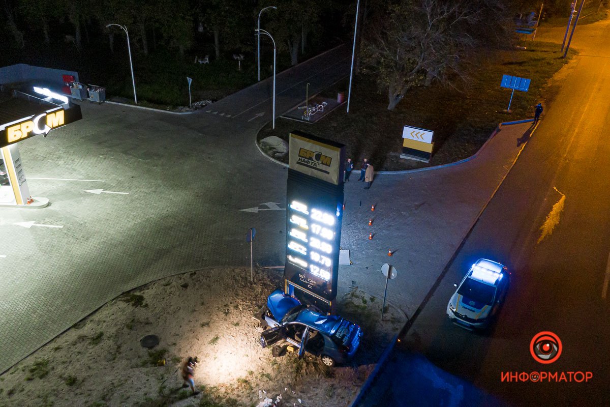 Chevrolet влетел в заправку