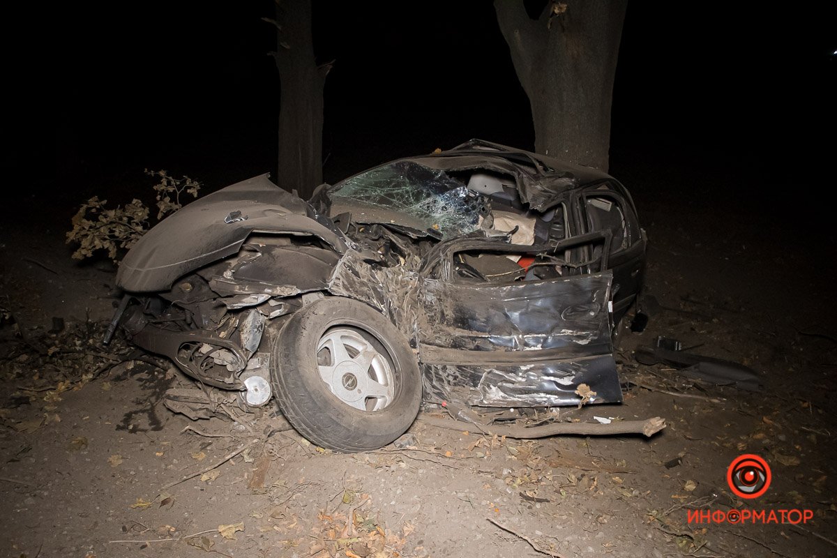 Opel врезался в дерево