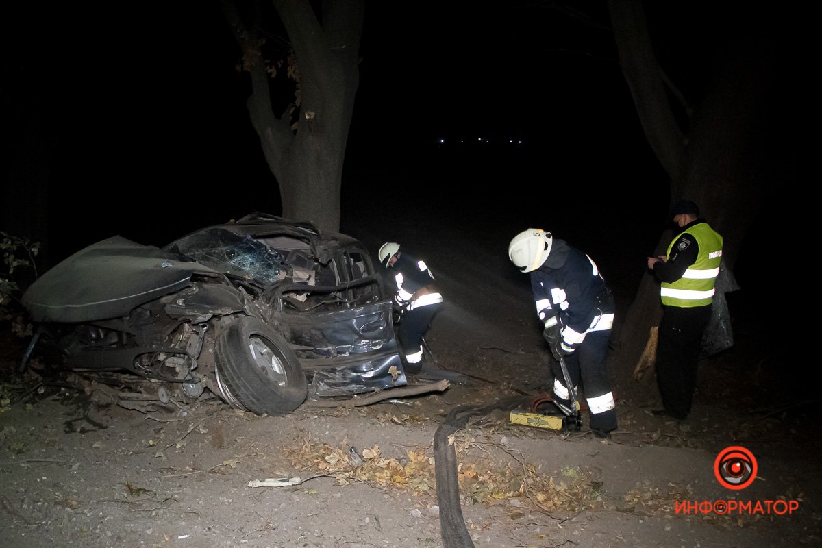 Тело водителя доставали спасатели
