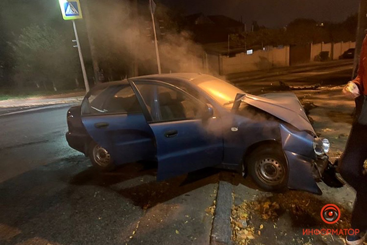 Из-под капота начал идти дым, из-за чего на место вызвали службу спасения