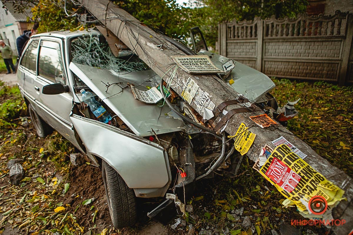 Столб упал на капот Столб упал на капот