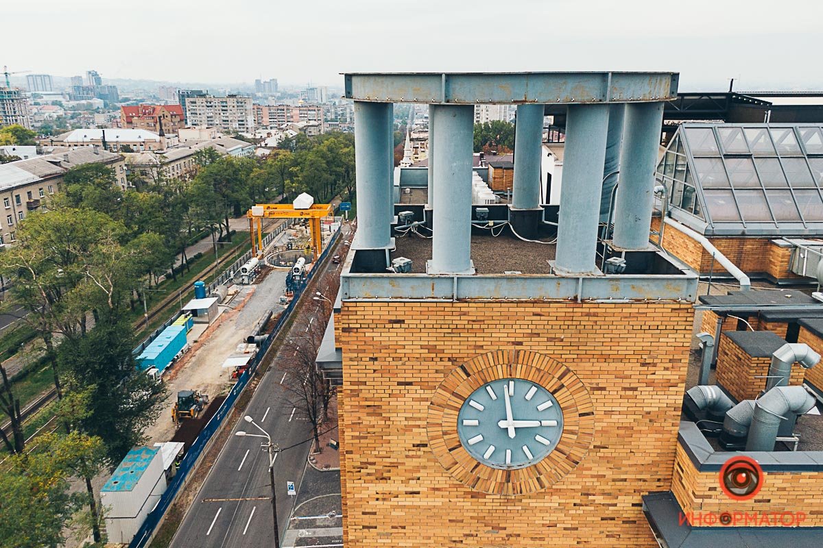 Часы на торгово-деловом центре Atrium