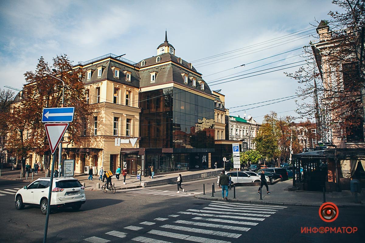 В середине 2000-х годов этот дом надстроили. Так появились 3 этаж и башенка куда вмонтировали часы