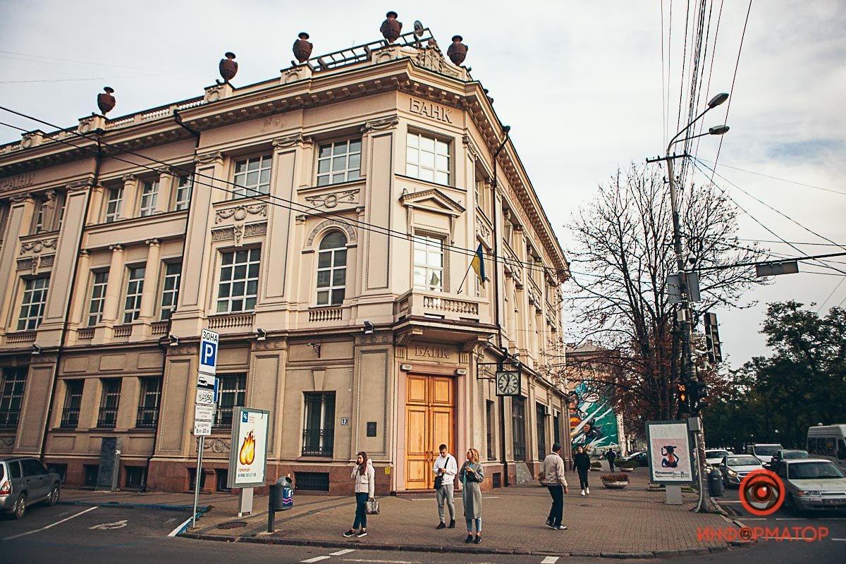 Выносные механические часы на здании Нацбанка в Днепре