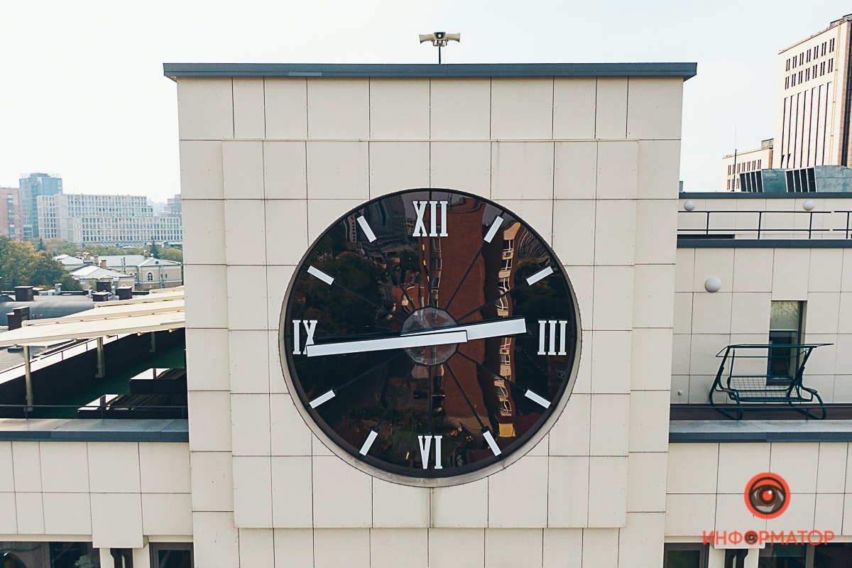 Это самые большие городские часы, диаметром в 5 метров. За циферблатом же расположен ресторан с обзорным видом на город