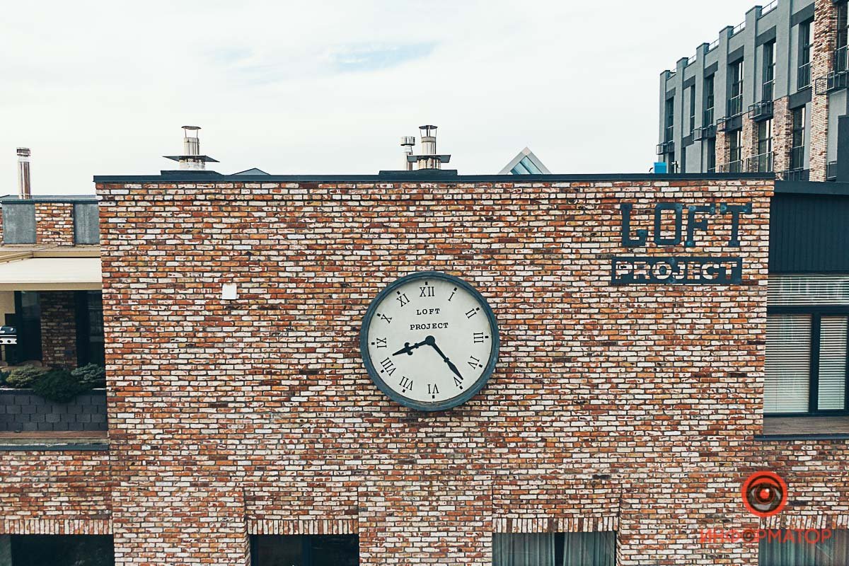 Это самые новые городские часы, здание достроено только в 2017 году